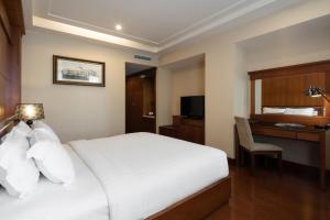 Postel nebo postele na pokoji v ubytování Nhat Ha L’Opera Hotel