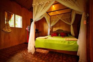 Voodi või voodid majutusasutuse Sigiri Aliya Tree house toas