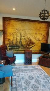 ein großes Bild eines Schiffes an einer Wand in der Unterkunft dog friendly nancecliff cottages in Looe