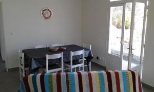 een eetkamer met een blauwe tafel en stoelen bij Ti case en l'air in Cilaos