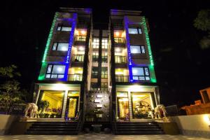 een gebouw met blauwe en groene lichten erop bij Melinda Resort in Hengchun