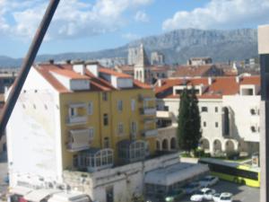 widok na miasto z góry w tle w obiekcie Split Central Guesthouse w Splicie