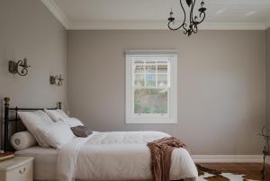 Letto o letti in una camera di The Ark Stanley Luxury Bed and Breakfast