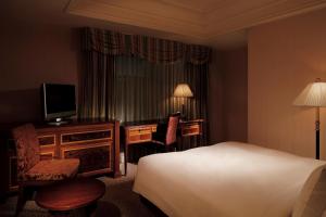 Uma TV ou centro de entretenimento em Rihga Royal Hotel Tokyo