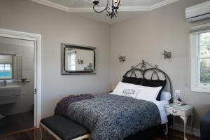Letto o letti in una camera di The Ark Stanley Luxury Bed and Breakfast