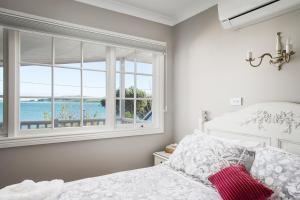 Letto o letti in una camera di The Ark Stanley Luxury Bed and Breakfast