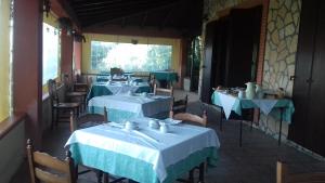 un restaurante con mesas y sillas con mantel azul en Azienda Agrituristica Salella en Salento