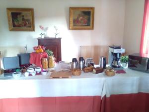 una mesa con un mantel con comida. en Le Ranfort Chambres d'Hôtes en Calviac