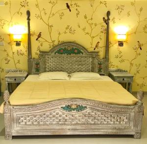 
A bed or beds in a room at Lavasa Holiday Home (Lakeview)

