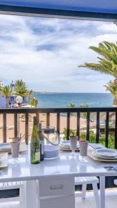 Playa del AguilaにあるExtra Luxury Apartament beachfront balconyの白いテーブル