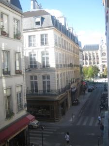 ein Gebäude auf einer Straße in einer Stadt in der Unterkunft Hôtel du Pont Neuf in Paris