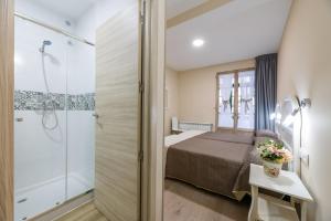 A bathroom at Pensión Luis