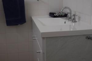 W łazience znajduje się biała umywalka i umywalka. w obiekcie Pioneer Station Motor Inn w mieście Swan Hill