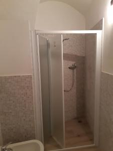 eine Dusche mit Glastür im Bad in der Unterkunft Camelia in Premeno