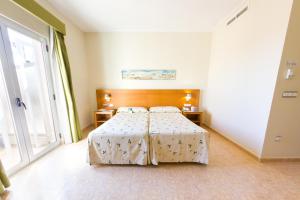 Łóżko lub łóżka w pokoju w obiekcie Hotel Traíña