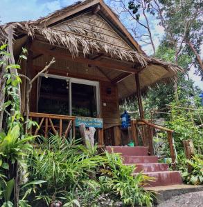 una piccola casa con gradini che la conducono di Sunny Bungalow a Koh Rong Sanloem