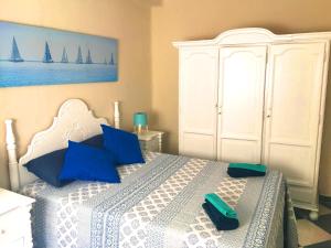 マラガにあるSkySea Holidays MALAGA AVEのベッドルーム(白いベッド、青い枕付)