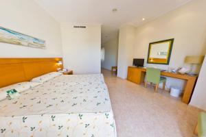 Łóżko lub łóżka w pokoju w obiekcie Hotel Traíña