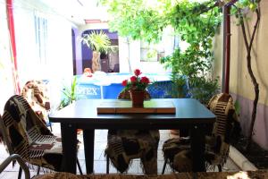 stół i krzesła na patio ze stołem i kwiatami w obiekcie Golden Way w mieście Tbilisi City