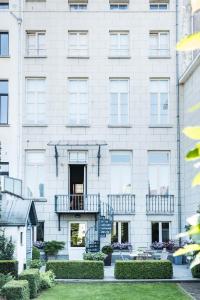 a large white building with a balcony at B&B Dusk till dawn in Mechelen