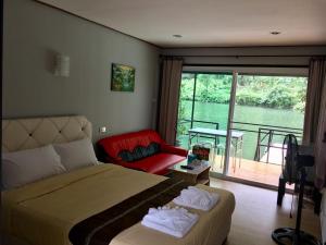Postel nebo postele na pokoji v ubytování River Hill Side Resort