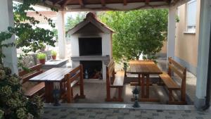 Patio alebo iná vonkajšia časť ubytovania Apartments MARKO-Sevid-20m from the beach