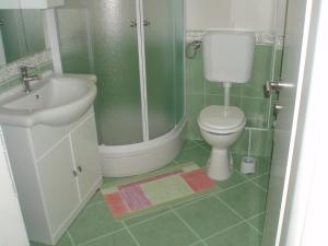 Kúpeľňa v ubytovaní Apartments MARKO-Sevid-20m from the beach