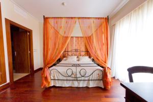 Łóżko lub łóżka w pokoju w obiekcie Hotel Traíña