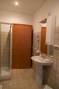 uma casa de banho com um lavatório e um chuveiro em Il Cantinone Rooms em Castelnuovo di Farfa