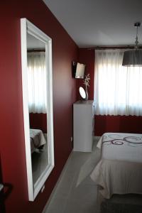 リベイラにあるApartamento en Rías Bajas. Ribeiraの赤い部屋(鏡、ベッド付)
