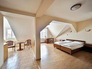 Postel nebo postele na pokoji v ubytování Hotel U Labutě