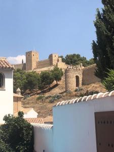 Casa Rural Antikaria في أنتيكيرا: قلعة على قمة تلة فيها اشجار