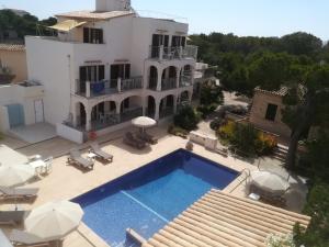 widok z powietrza na willę z basenem w obiekcie Apartamentos Villa Primera w mieście Cala Figuera