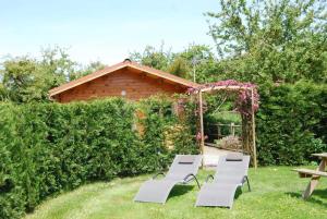 The Cabin with heated outdoor pool في Chalandrey: مجموعة من الكراسي البيضاء يجلسون في الفناء