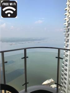 un balcone con vista sull'oceano. di Country Garden Danga Bay , Royal Strand a Johor Bahru