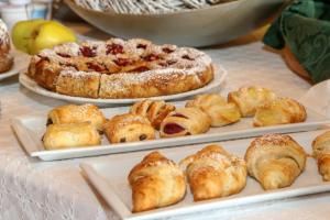 un tavolo con due piatti di pasticcini e una pizza di Ciasa Montanara a La Villa Altre 34 foto