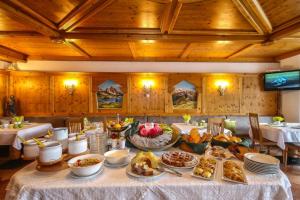 un tavolo con del cibo sopra in un ristorante di Ciasa Montanara a La Villa