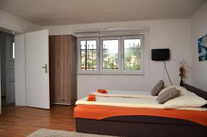 een slaapkamer met een groot bed en een raam bij Apartmani Balibeg in Sarajevo