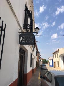 una señal para un restaurante al lado de un edificio en Las Violetas, en Villanueva de los Infantes