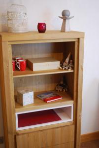 una estantería de madera con una caja. en Appartement 25m2 à Saint-Gervais les bains en Saint-Gervais-les-Bains
