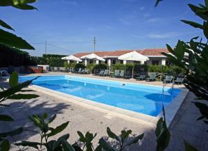 Bazén v ubytování Hotel Residence I Briganti di Capalbio nebo v jeho okolí