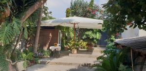 een patio met een parasol en een tafel met bloemen bij Casa Carolina B&B in Sorrento