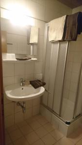 Koupelna v ubytování Haus Bergfreund + 37 fotografií
