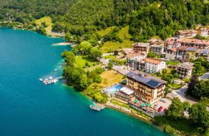 Foto dalla galleria di Albergo Mezzolago a Mezzolago