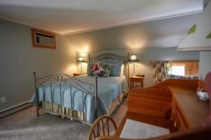 Llit o llits en una habitació de Victoria's Historic Inn