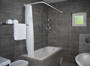 Koupelna v ubytování Bonaventura - Countryside Villa near Split with Private Pool