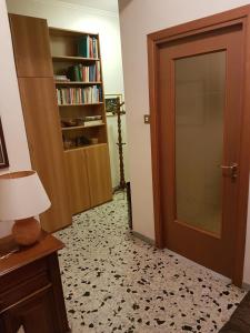 Η βιβλιοθήκη του διαμερίσματος