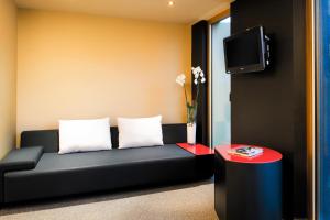TV a/nebo společenská místnost v ubytování Axel Hotel Berlin - Adults Only