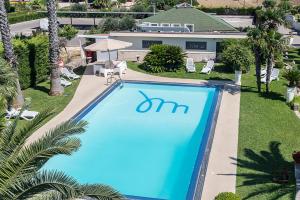 uma vista superior de uma piscina em frente a uma casa em Hotel Villa Maria em Crispiano