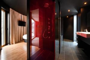 czerwona łazienka z prysznicem i umywalką w obiekcie Axel Hotel Berlin-Adults Only w Berlinie